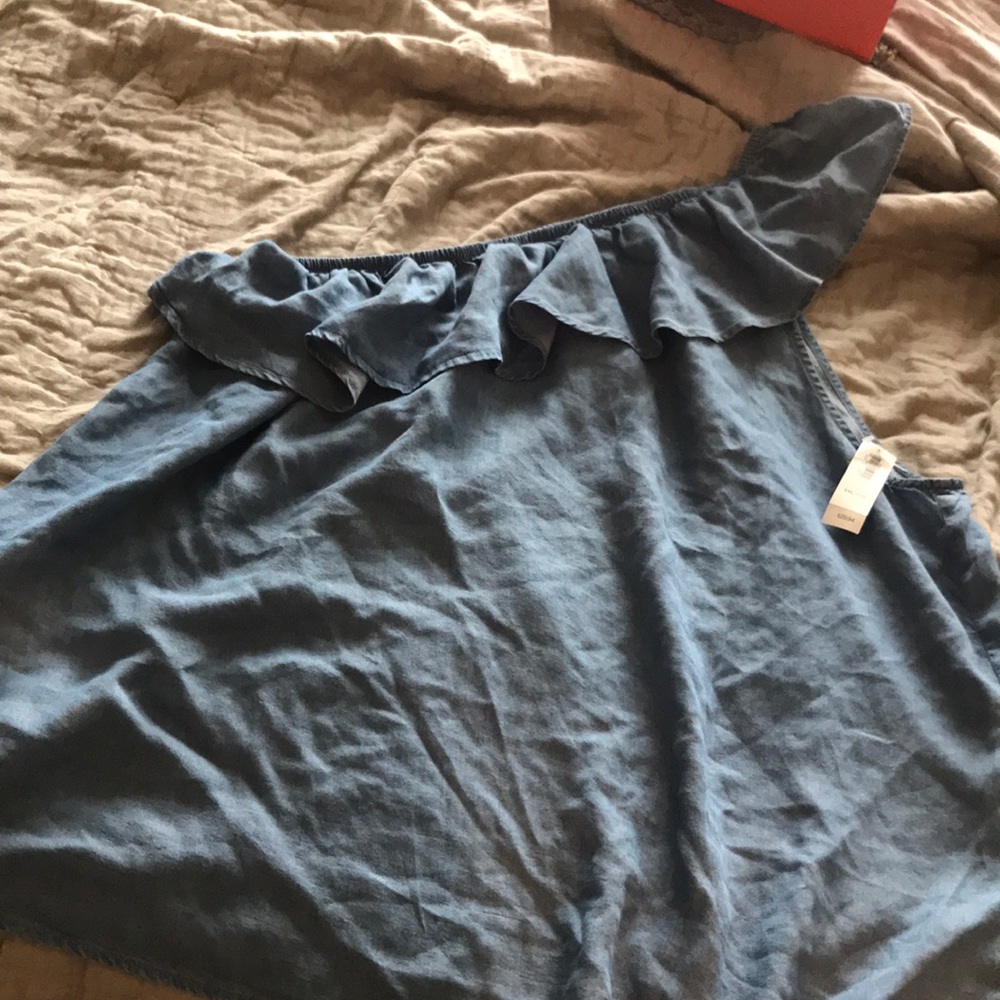 One shoulder shirt